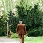 9581834-anciano-usa-un-basta-n-que-le-ayudara-con-caminar-esta-recibiendo-algo-de-ejercicio-en-el-parque